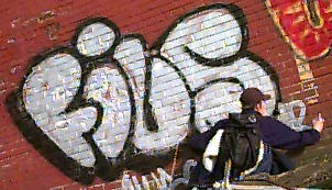 Fiuser &agrave; l'oeuvre sur un des murs ext&eacute;rieurs de l'usine Redpath