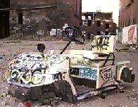 Cart de golf trouvé dans la cour intérieure de l'usine Redpath et couvert par les graffitistes