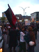 Le drapeau noir et rouge des anarchistes (&agrave; ne pas confondre avec les arachides)
