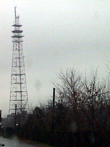 Une antenne tout près de la maison qui ressemble à la statue de la Liberté