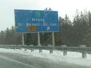 Panneau annon&ccedil;ant la sortie 115 de l'autoroute des Cantons de l'Est pour Magog et Saint-Beno&icirc;t-du-Lac