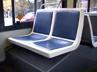 Banc vide de l'arri&egrave;re de l'autobus &agrave; plancher bas NovaBus, circuit 150 Ren&eacute;-L&eacute;vesque