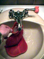 Papa qui remplit une bouillotte d'eau bouillante