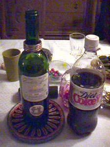 Une bouteille de rouge, accompagn&eacute;e d'un litre de Coke di&egrave;te