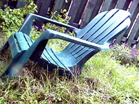 Chaise de jardin trempant dans le gazon