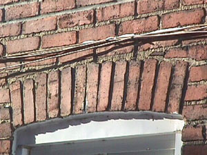 Le mur de brique du voisin, rendu tout «chaud» par la lumi&egrave;re de l'&eacute;clipse