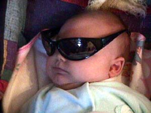 Maude cool avec ses lunettes noires