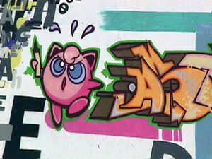 Graffiti hyper cute de Jigglypuff sur le mur donnant sur une cour d'&eacute;cole pr&egrave;s de l'angle des rues Papineau et Tillemont, &agrave; Montr&eacute;al