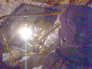 Xavier regardant dans le trou où travaillaient les ouvriers