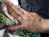 Les mains de maman, &agrave; son arriv&eacute;e &agrave; l'h&ocirc;pital