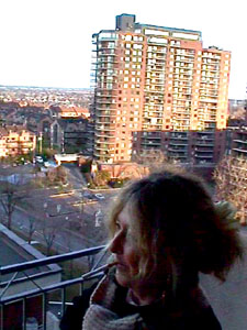 Ta grand-m&egrave;re fumant une clope sur le balcon de tante Aline, avec vue sur Rivi&egrave;re-des-Prairies
