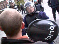 Face &agrave; face flic manifestant