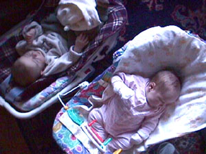 Maude dort tout pr&egrave;s de David Khazzam, 4 mois