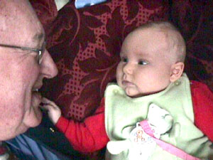 Maude intrigu&eacute;e par grand-papa Claude