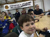 Xavier s'ennuie &agrave; la remise des m&eacute;dailles de l'Association de soccer NDG