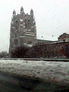 &Eacute;glise Saint-Alphonse-d'Youville vue de l'autoroute m&eacute;tropolitaine