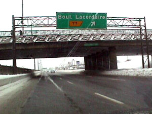 Un viaduc enneig&eacute; surplombant l'autoroute m&eacute;tropolitaine