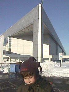 Xavier devant le mus&eacute;e national de l'aviation, en banlieue d'Ottawa