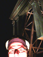 Autoportrait de nuit dans le jardin de sculptures en face du Mus&eacute;e canadien d'architecture.