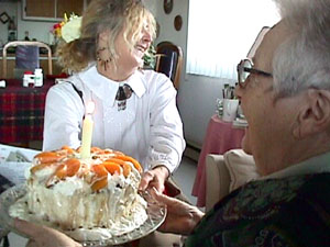 Tante Aline s'appr&ecirc;tant &agrave; souffler la chandelle sur son g&acirc;teau