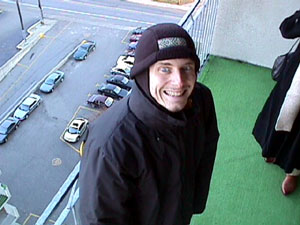 Oncle Thierry fumant une clope sur le balcon de tante Aline