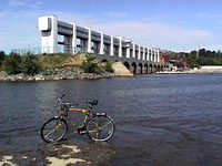 Mon v&eacute;lo sur la rivi&egrave;re des Prairies devant la centrale du m&ecirc;me nom