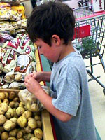 Xavier au supermarché attachant un sac de grelots