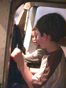 Xavier dans l'exigu&euml;e cabine de pilotage d'un Cessna