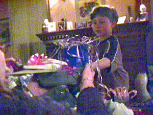 Xavier faisant la distribution des cadeaux