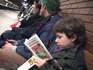 Xavier lisant son premier roman en attendant le métro à la station Bonaventure