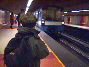 Xavier sur le quai du métro Villa-Maria alors qu'une rame ralentit