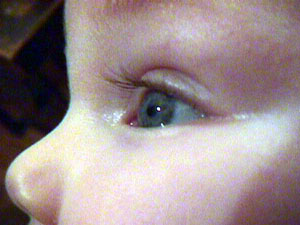 Extr&ecirc;me close-up sur l'oeil gauche de Maude