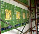 Affiches d'Ulix sur une palissade