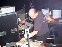 Louis Veillette maître VJ du Black & Blue 2000 au milieu de ses instruments
