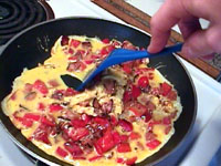 Gros plan sur l'omelette au jambon et poivrons rouges